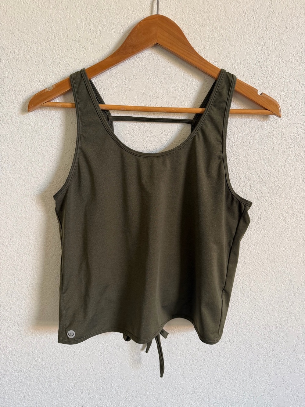 Backless Activewear Tank Top - Picture 2 of 5